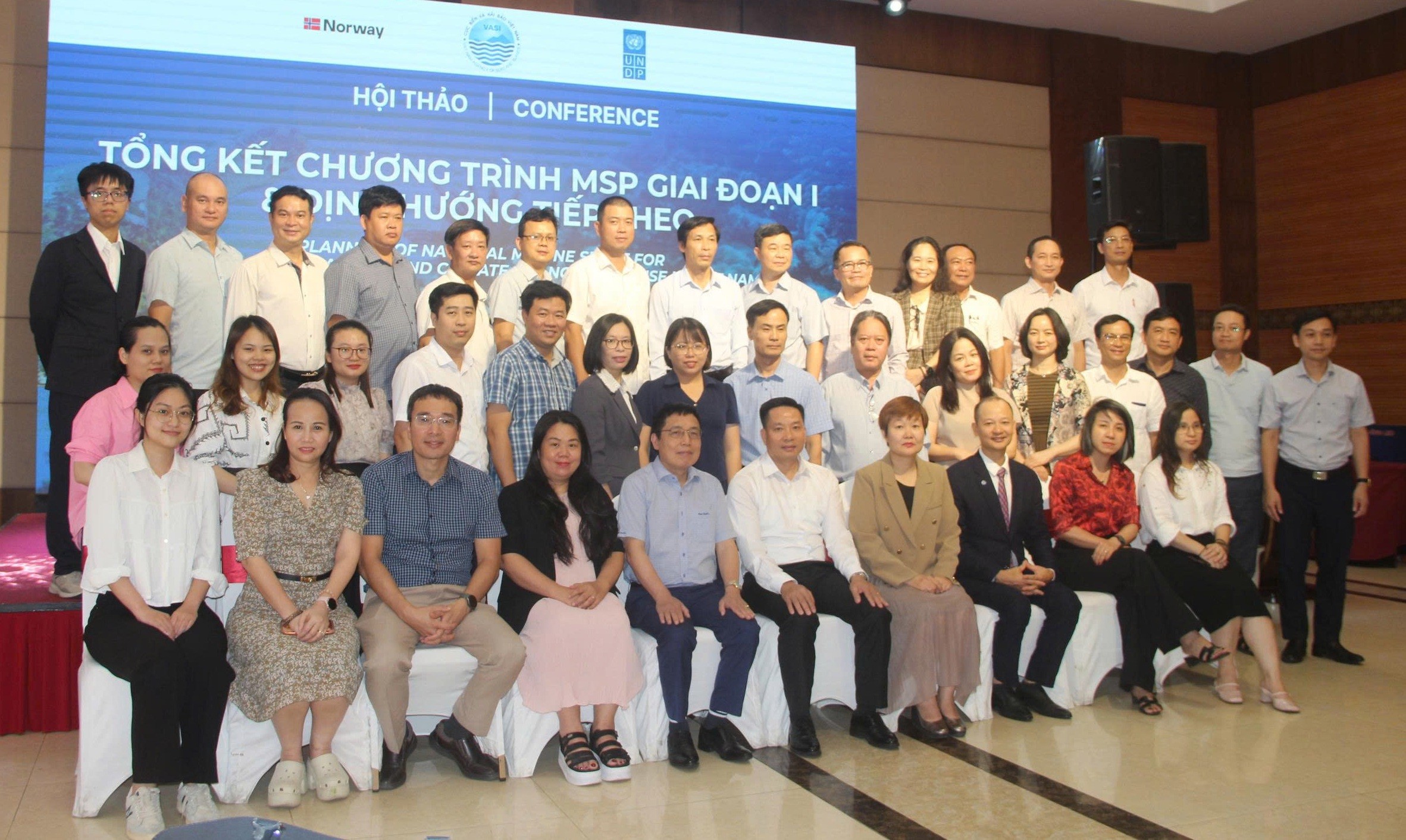 cac-dai-bieu-chup-anh-luu-niem-tai-hoi-thao-1780617303.jpg