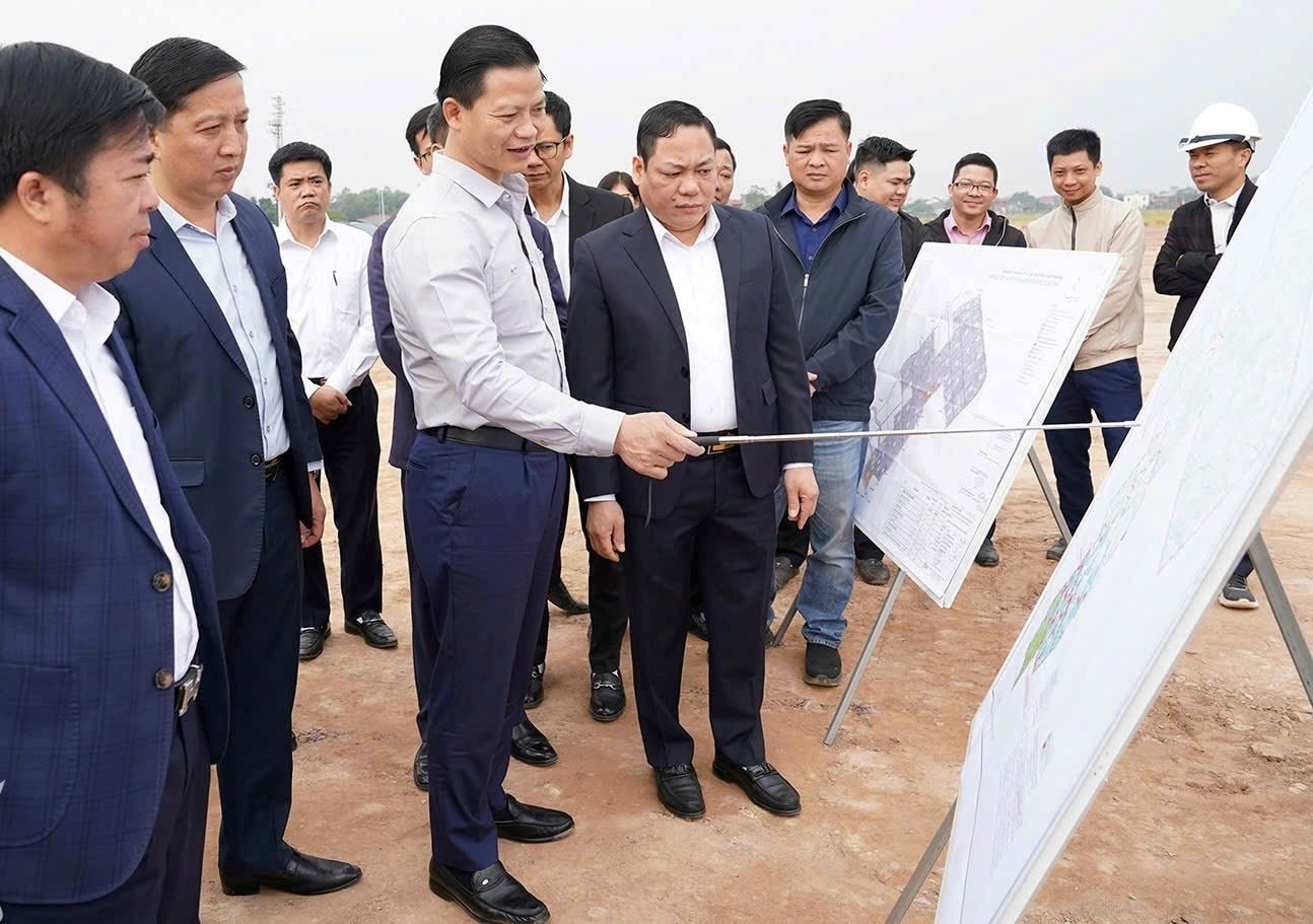 dong-chi-vuong-quoc-tuan-chu-tich-ubnd-tinh-thai-nguyen-kiem-tra-mot-so-du-an-lon-tren-dia-ban-chi-dao-day-nhanh-tien-do-xay-dung-cac-khu-cong-nghiep-san-sang-don-cac-nha-dau-tu-lon-1776158186.jpg