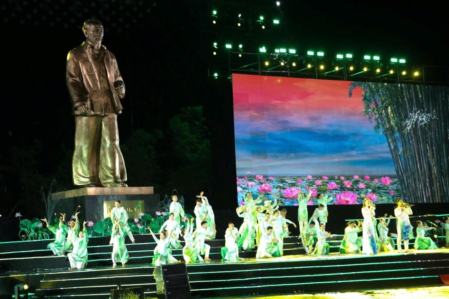 chuong-trinh-nghe-thuat-sen-khoi-tan-khi-mo-man-dem-khai-mac-le-hoi-lang-sen-tren-que-huong-kim-lien-cua-nguoi-1779783183.jpg
