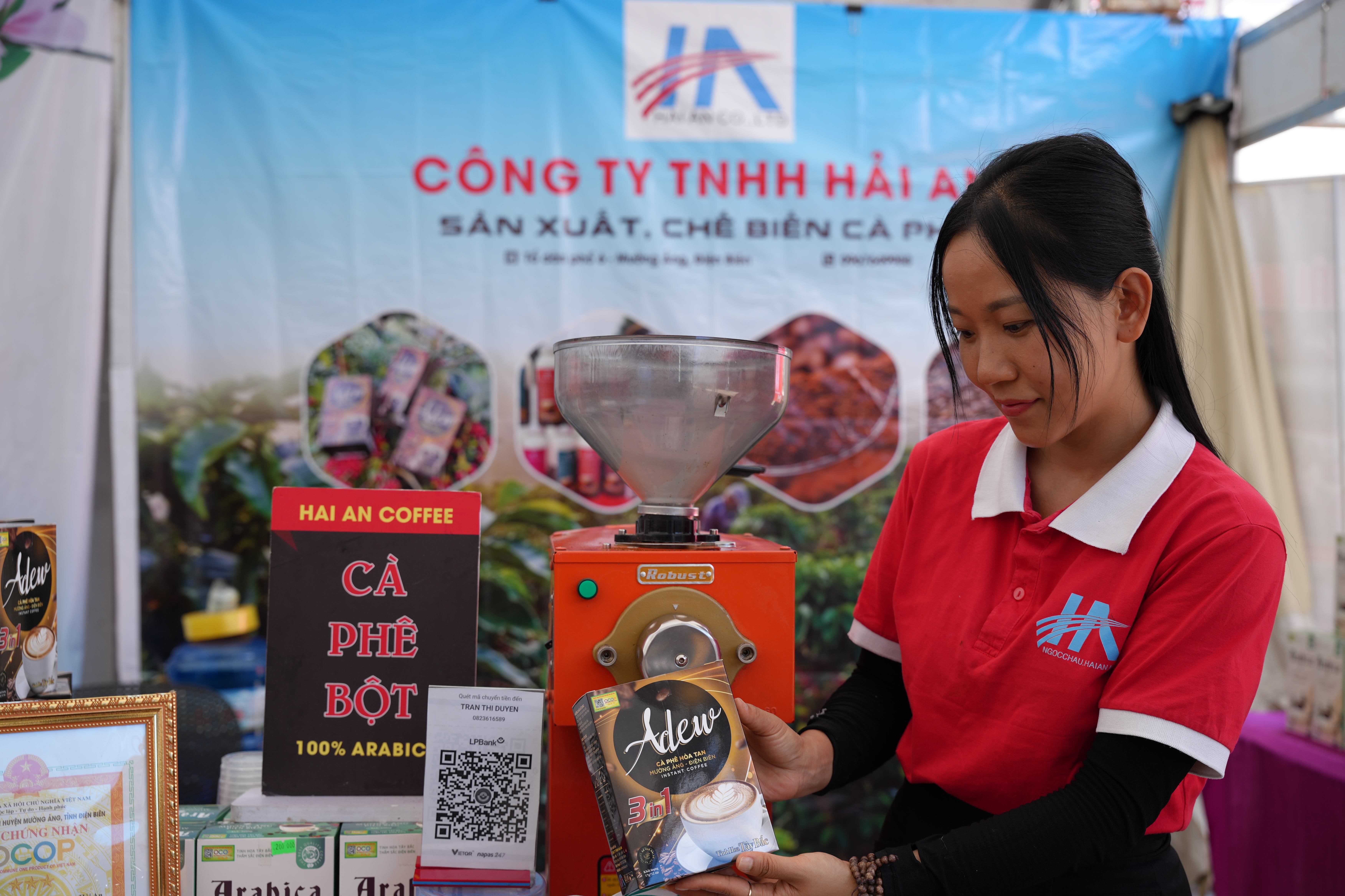 cac-san-pham-ca-phe-mang-dac-trung-vung-dat-muong-ang-duoc-cong-ty-tnhh-hai-an-trung-bay-gioi-thieu-tai-hoi-cho-xuc-tien-thuong-mai-va-san-pham-ocop-tinh-dien-bien-nam-2026-imageforge-1781436238.jpg