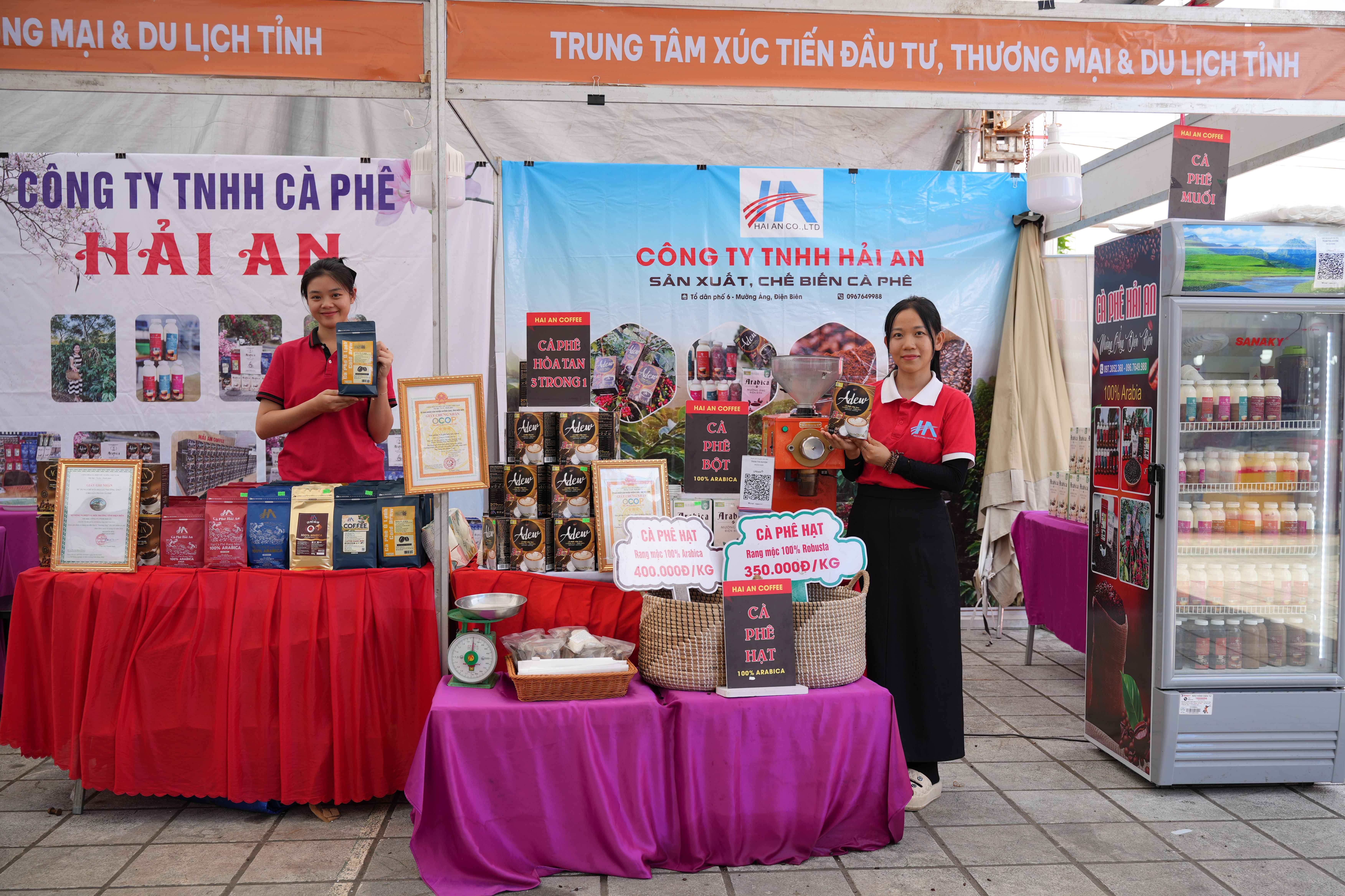 dai-dien-cong-ty-tnhh-hai-an-gioi-thieu-cac-san-pham-ca-phe-muong-ang-toi-khach-tham-quan-tai-hoi-cho-xuc-tien-thuong-mai-va-san-pham-ocop-tinh-dien-bien-nam-2026-imageforge-1-1781436135.jpg