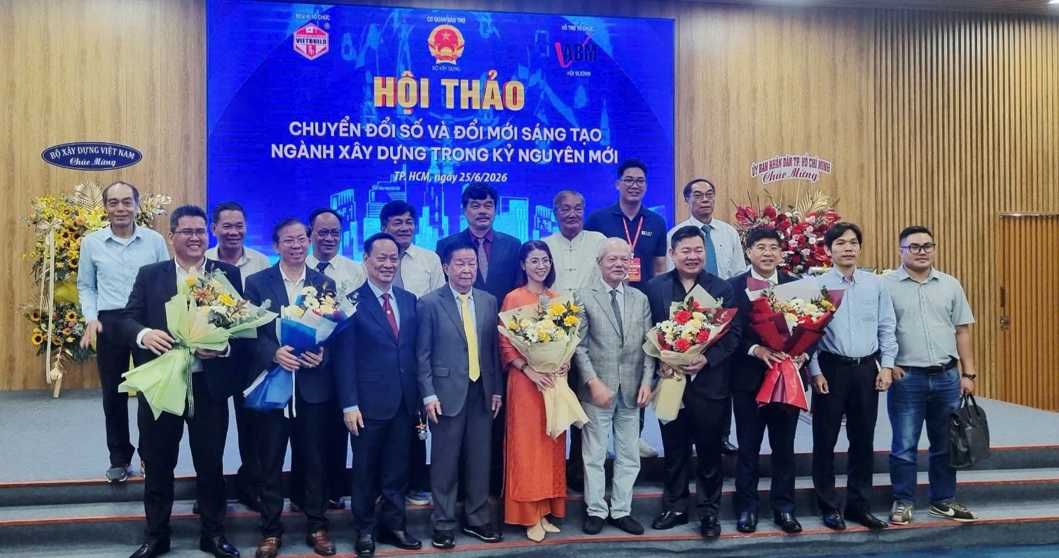 ban-to-chuc-hoi-thao-gui-hoa-cam-on-cac-dien-gia-1782399571.jpg