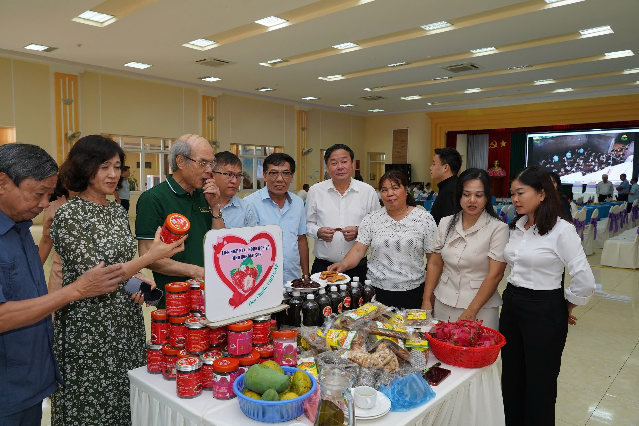 cac-dai-bieu-tham-quan-khu-trung-bay-san-pham-nong-nghiep-xanh-ket-noi-cung-cau-va-thuc-day-phat-trien-chuoi-gia-tri-nong-san-ben-vung-1782578424.jpg