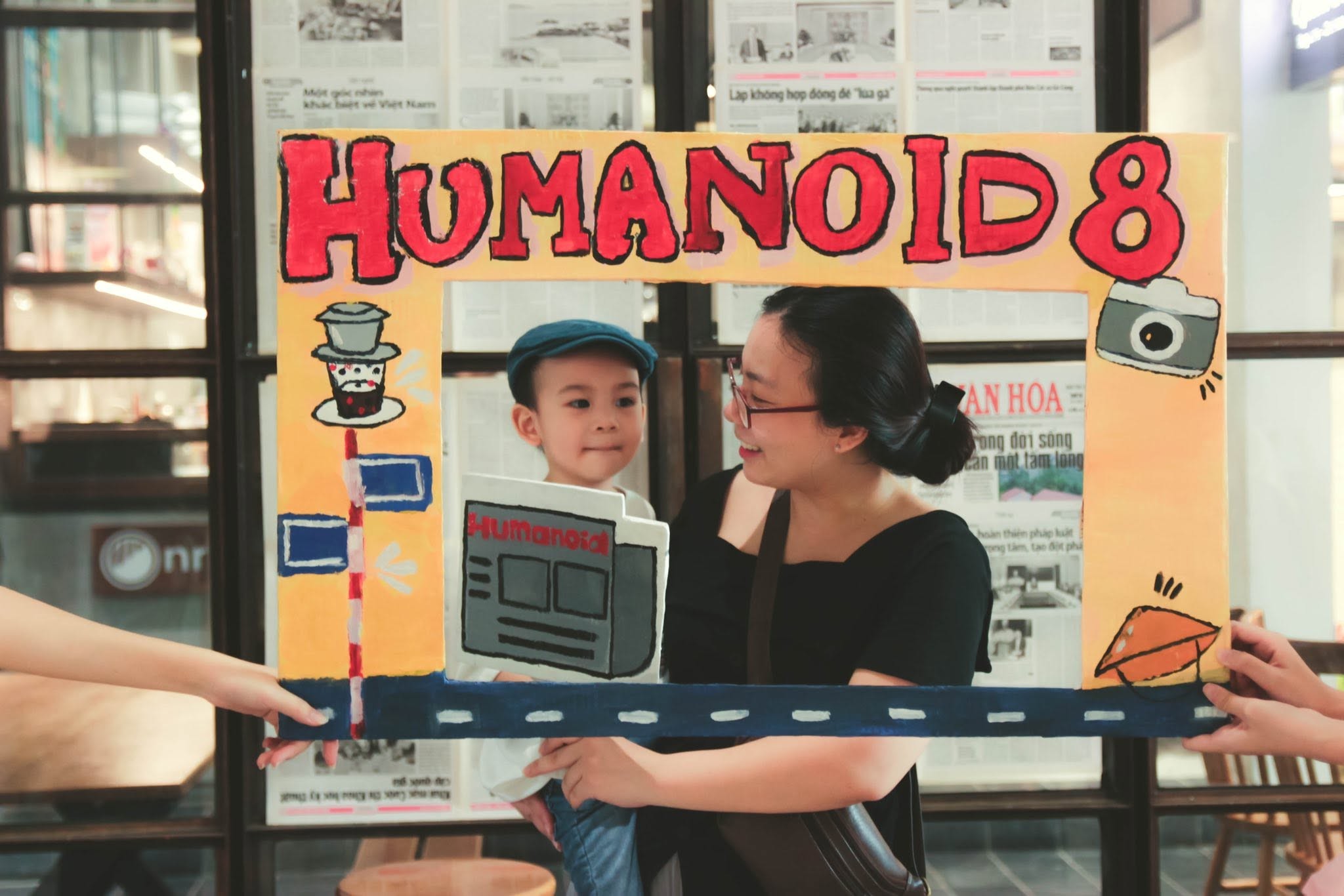 nguoi-tham-gia-chup-hinh-luu-niem-tai-trien-lam-humanoid-8-1786067003.jpg