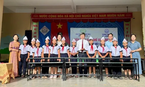 Công ty Thanh Tùng 2: Tài trợ 30 bộ bàn ghế học sinh bằng nhựa tái chế cho Trường Tiểu học Số 1 Hướng Hiệp, tỉnh Quảng Trị
